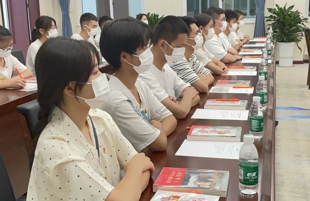 赠书现场.jpg